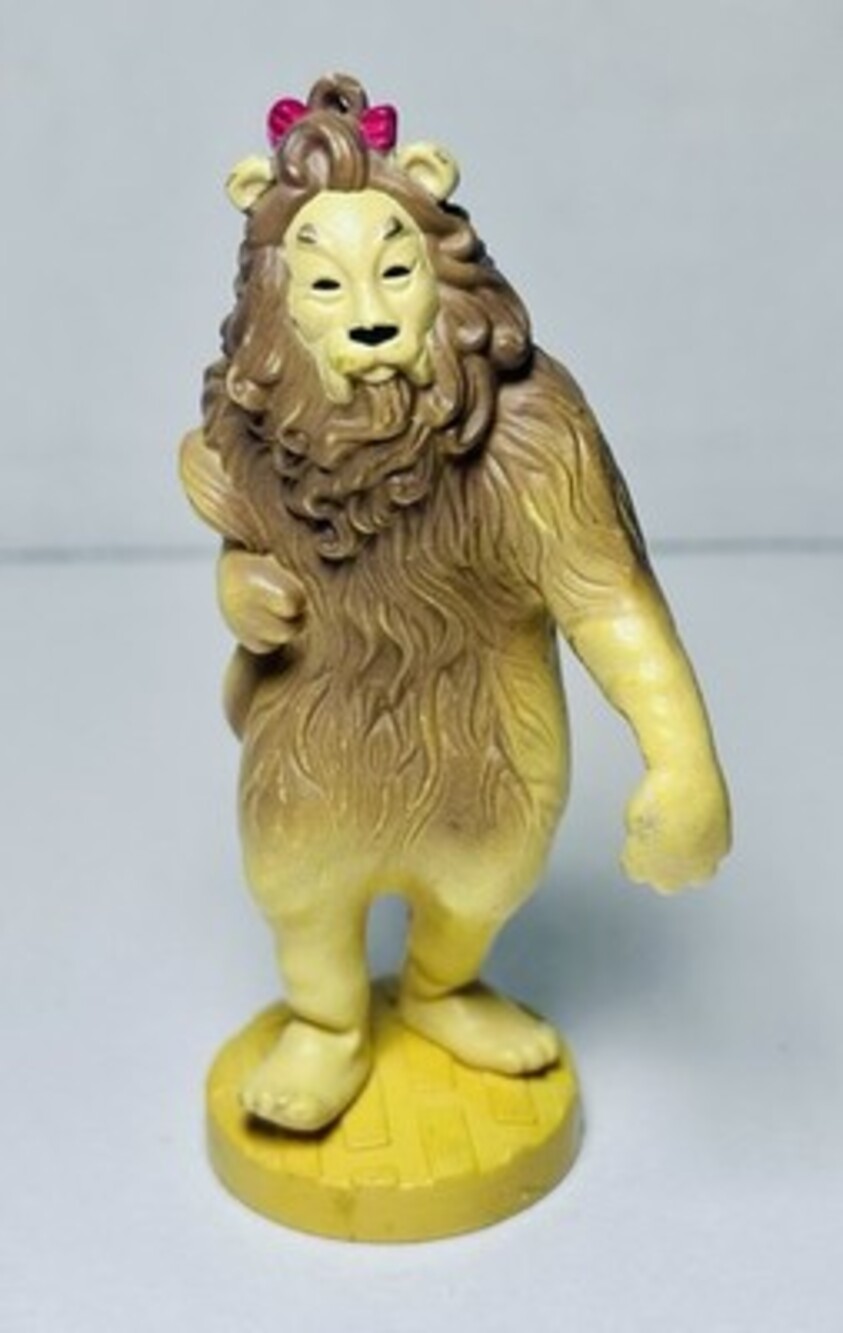 VTG 1987 Cowardly Lion PVC Figure Yellow Brick Road Base Collectible 3.5"